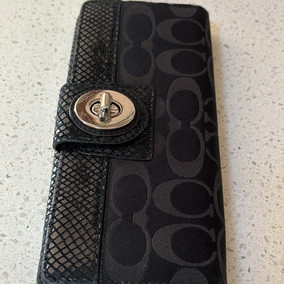 Coach Signature Black Canvas Snakeskin Printed Turn Lock Checkbook Bifold Wallet - Picture 2 of 8